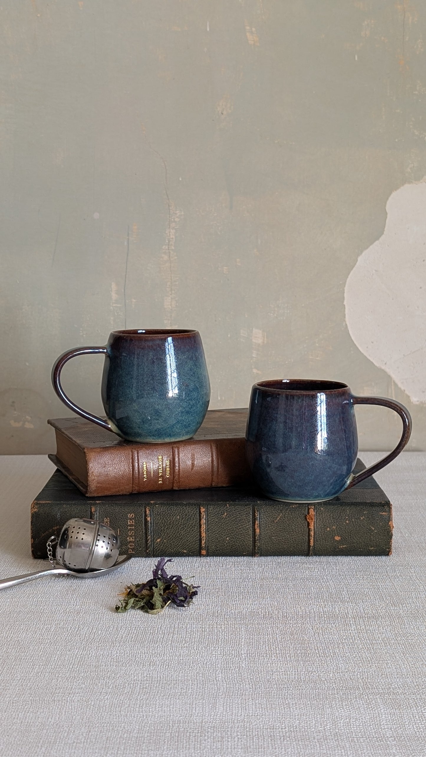 Mug en céramique contemporaine – Grès et Reflets bleu