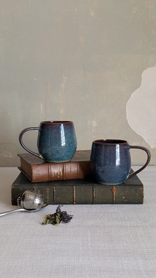 Mug en céramique contemporaine – Grès et Reflets bleu