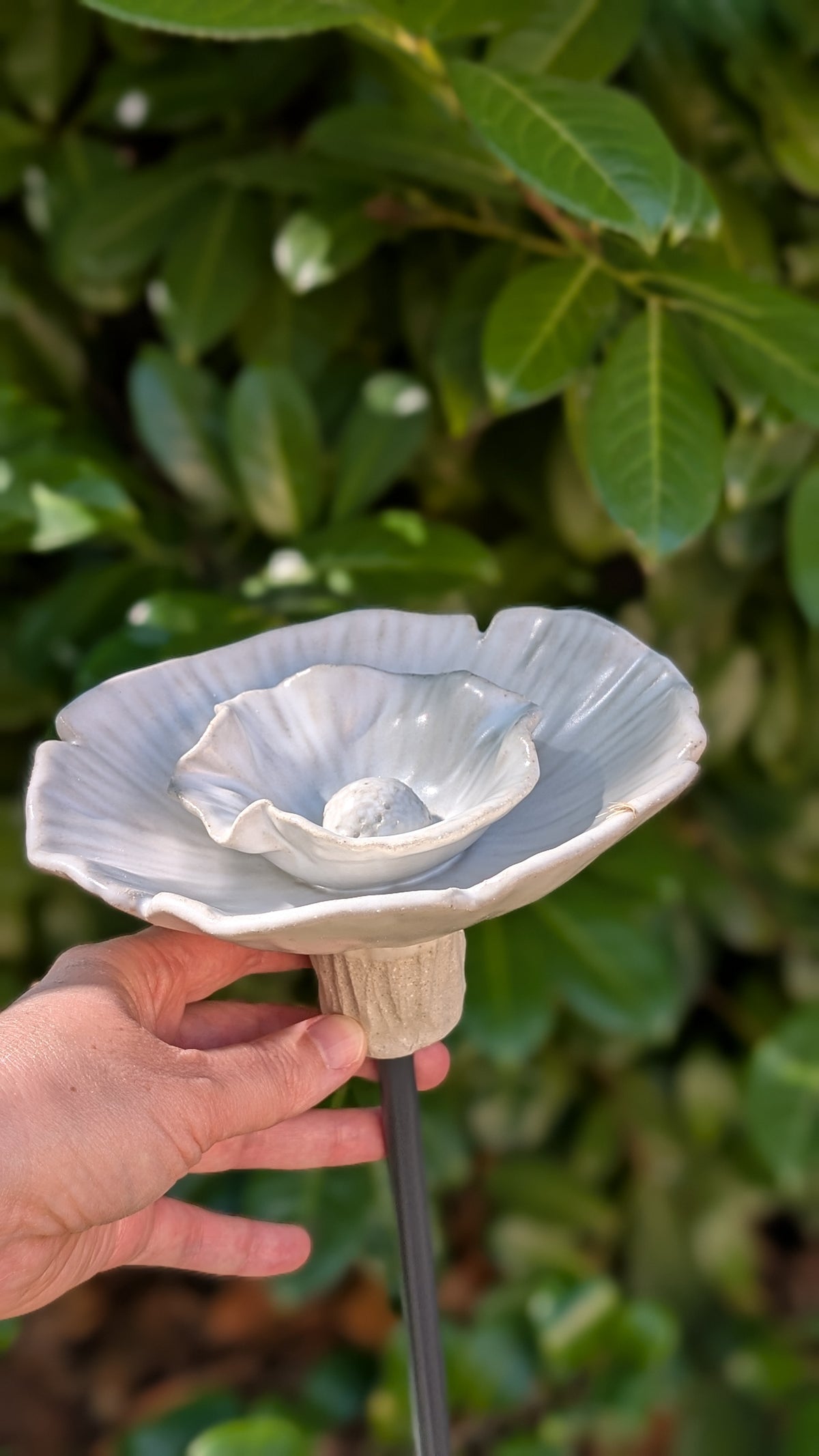 Grande Fleur abreuvoir pour oiseaux & pollinisateurs — Céramique artisanale - SUR COMMANDE