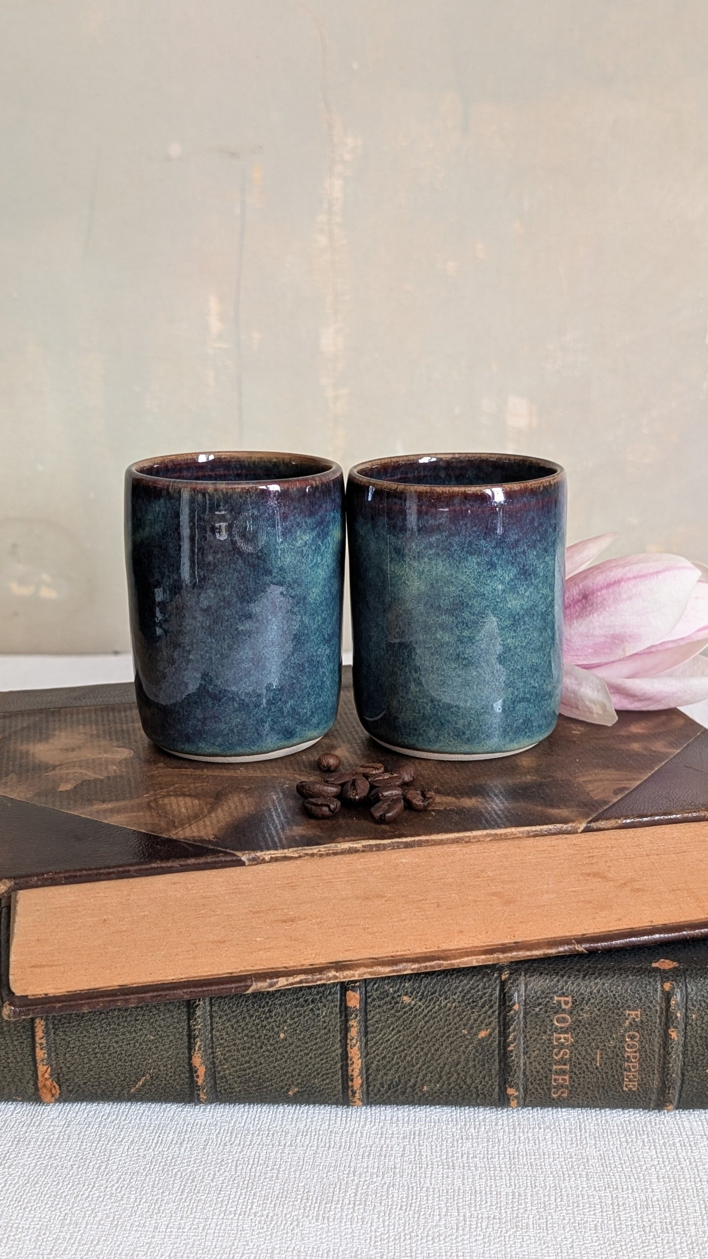 Tasse à café en grès émaillé bleu