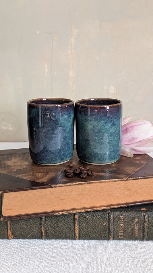Tasse à café en grès émaillé bleu